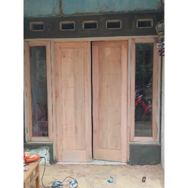 Pemasangan Pintu Kayu Meranti